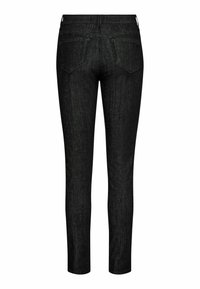 Fekete denim skinny farmer, sima textúrával, közepes derékkal, két hátsó zsebből és karcsú szabásból áll.
