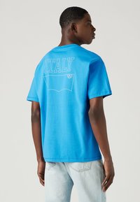 Levi's® FOOTBALL FAN TEE UNISEX - Marškinėliai su spaudiniu - super sonic