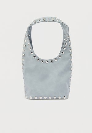 Sac à main bleu clair avec poignée arrondie sur le dessus, décorée de clous argentés espacés uniformément le long des bords et de la poignée.