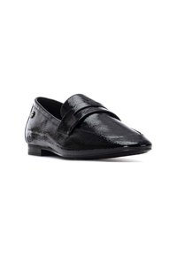 Mocasines de cuero negro con un acabado brillante, diseño de punta afilada y una correa ancha en la parte superior. Tacón plano con mínima tracción.