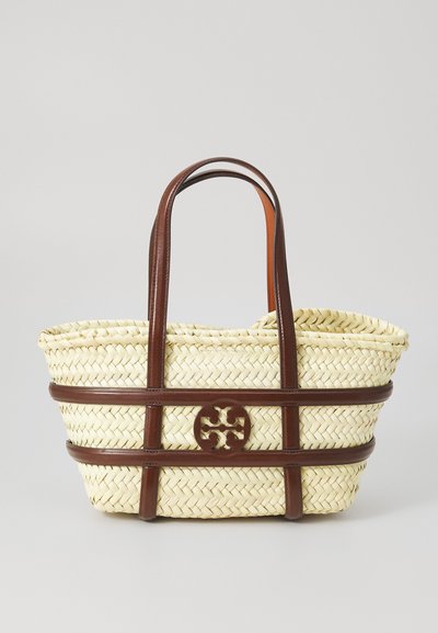 Borsa a tracolla in paglia intrecciata con dettagli in pelle marrone, caratterizzata da un logo rotondo sulla parte anteriore e doppie maniglie per un facile trasporto.