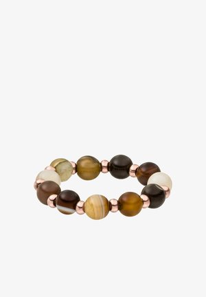Rekbare armband met afwisselend ondoorzichtige en doorschijnende ronde kralen in bruin, tan en crème, gescheiden door koperkleurige metalen accenten.