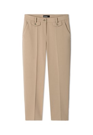Pantalones beige a medida con pinzas delanteras, trabillas para cinturón, bolsillos laterales y solapas abotonadas sobre los bolsillos, extendidos sobre un fondo blanco.