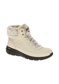 Botas de tobillo beige con cuello de piel sintética, parte superior texturizada y diseño perforado. Presentan un frente con cordones y una suela negra acolchada con la etiqueta "Ultra Go".