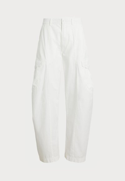Bele cargo hlače iz bombaža. Imajo velike stranske žepe, ohlapen kroj in zbrano zapiranje na manšetah. Preprosto pasovanje z gumbom na sprednji strani.