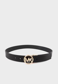 Ceinture en cuir noir avec une finition texturée, dotée d'une boucle ronde dorée avec les initiales "MK." Cinq trous pour un ajustement taille.