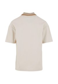 Hellbeige Kurzarmhemd mit einem strukturierten, gemusterten Kragen. Verfügt über einen geraden Saum und einen weichen, glatten Stoff.