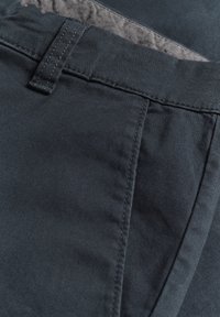 Pantaloni din bumbac gri închis, cu o textură netedă, având un croi drept, cusături drepte și un brâu cu un găurele pentru nasture.