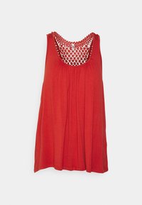 Top vermelho de alças com decote redondo, apresentando um design em crochê nas costas e corte fluido. Feito de um tecido leve e suave.