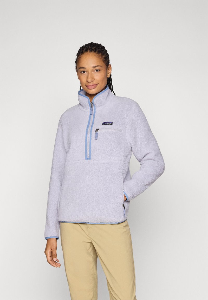 Lichtpaarse fleece trui met hoge kraag, ritszak op de borst en blauwe accenten. Heeft een gestructureerde, zachte stof.