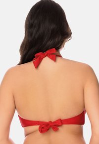 Top in bikini rosso con design a collo di bottiglia, dotato di lacci sul retro. Texture liscia e stile minimalista senza motivi o accessori.