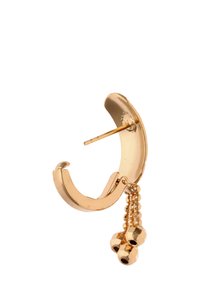 Złota kolczyk kółko z zwisającymi łańcuszkami z złotych koralików, pokazany z boku z widocznym bolcem.