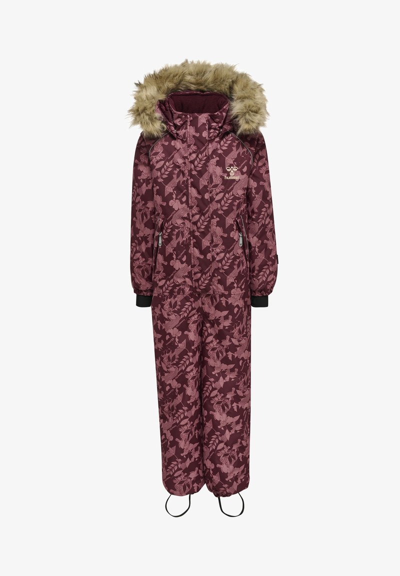 Bordowy kombinezon narciarski w wzory z kapturem z sztucznego futra, zamykany na zamek kieszeni, elastycznymi mankietami oraz pełnym zamkiem błyskawicznym ułatwiającym zakładanie.