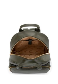 Zaino in pelle verde oliva con finitura testurizzata, chiusura con zip, due spallacci e un ampio interno foderato in beige.