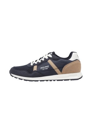 Zapatilla Jack & Jones azul marino y beige con cordones y suela blancos, talón de ante y texto del logo en el lateral, vista de perfil.