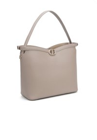 Sac à main en cuir beige avec une forme structurée, un haut plus large, une bandoulière simple et un accent logo doré à l'avant.