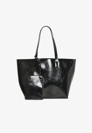Fekete tote táska fényes felülettel, sima textúrával és masszív fogantyúkkal, amelyhez egy vékony pánttal csatlakoztatott levehető cipzáras zseb tartozik.