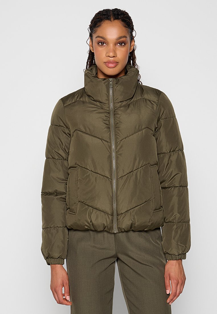 Olivgrüner Pufferjacke mit hohem Kragen, Reißverschluss und Chevron-Steppmuster. Verfügt über elastische Bündchen und Seitentaschen.