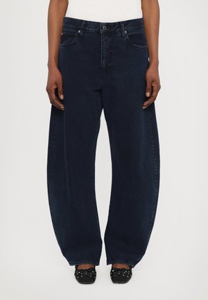 Dunkelblaue weit geschnittene Jeans aus Denim, mit fünf Taschen, einem Frontknopfverschluss und genähten Säumen. Der Stoff hat eine dezente Textur.