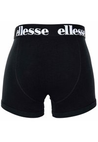 Schwarze Boxershorts für Herren mit einem breiten elastischen Bund, auf dem das weiße Logo "ellesse" rundherum wiederholt ist.