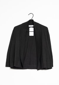 Černý cardigan s žebrovaným šálovým límcem a otevřeným předním designem. Vyroben z měkké látky, má dlouhé rukávy a volný střih.