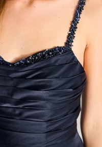 Navy Satin-Kleid mit Raffung, verziert mit einem mit Perlen besetzten Ausschnitt aus dunkelblauen und lila Steinen.