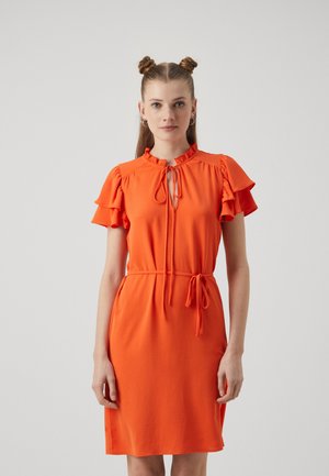 Oranžové šaty s volánovými rukávmi, viazaním na krku a zberaným pásom. Hladká tkanina a dizajn po kolená.