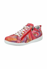 Sneakers rossi con un motivo a zigzag in vari colori, dotati di una zip laterale, lacci bianchi e una suola in gomma testurizzata.