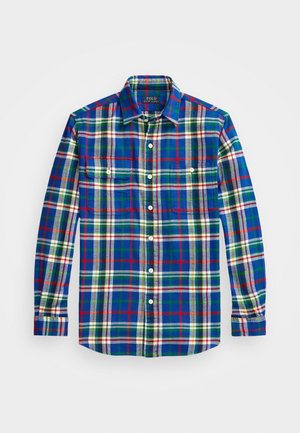 Camicia a maniche lunghe con bottoni in fantasia scozzese blu, verde, rosso e bianca con due tasche sul petto con bottoni e colletto.