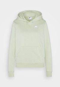 Ljusgrön hoodie i mjukt material, med en framficka, dragsko i huvan och en liten vit Nike-logga på bröstet.