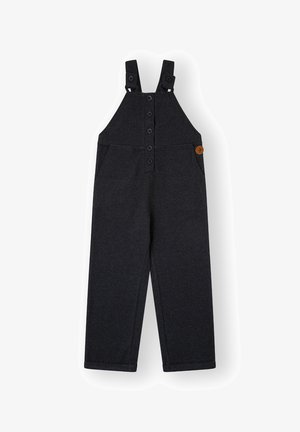 Overoles de color gris oscuro para niños, con botones frontales y tirantes ajustables, además de bolsillos laterales, que cuentan con un pequeño parche circular marrón.