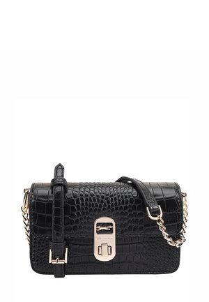 Sac à main en simili cuir crocodile noir avec un fermoir doré, une chaîne en bandoulière et une forme rectangulaire structurée. Surface texturée, design élégant.