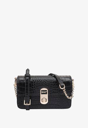 Sac à main en simili cuir crocodile noir avec un fermoir doré, une chaîne en bandoulière et une forme rectangulaire structurée. Surface texturée, design élégant.