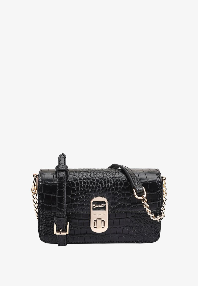 Sac à main en simili cuir crocodile noir avec un fermoir doré, une chaîne en bandoulière et une forme rectangulaire structurée. Surface texturée, design élégant.