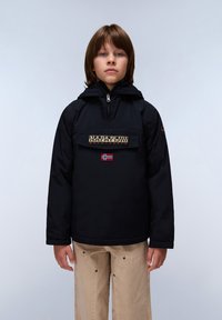 Zwarte hoodie met een voorzak met logo, Noorse vlagpatch, en beige broek met zijdetails. Hebt een gladde textuur.