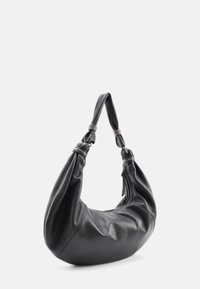 Zwarte leren hobo-tas met een gebogen vorm, zachte textuur en een geknoopte handgreep. Voorzien van zilverkleurige metalen accenten en een ritssluiting.