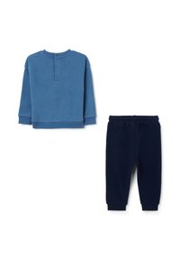 Sudadera azul con cuello redondo y tapeta de tres botones, combinada con pantalones de chándal de cintura elástica en navy con puños acanalados.