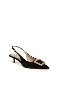 Scarpa slingback in camoscio nero con punta appuntita, tacco basso a gattino e dettaglio con fibbia dorata sulla tomaia. Fodera interna liscia.