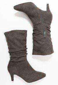 Botines de ante gris con punta afilada, parte superior arrugada con cremallera lateral y un tacón modesto.