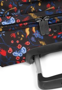 Blommönstrad mörk resväska med dubbel dragkedja, TSA-lås och förlängd silver teleskophandtag med svart grepp.