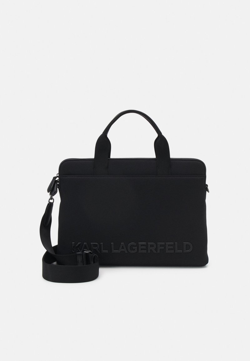 Sac à épaule rectangulaire noir avec deux poignées, bandoulière réglable et "KARL LAGERFELD" embossé sur le devant.