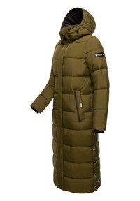 Cappotto imbottito lungo verde oliva con cappuccio, caratterizzato da un design trapuntato, tasche laterali e dettagli con bottoni a pressione lungo l'orlo.