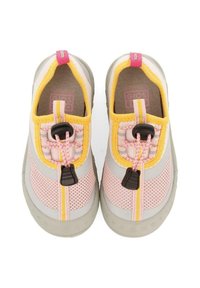 Zapatos de malla y goma en color rosa claro, gris y amarillo. Cuentan con cordones elásticos ajustables y un lazo en la parte posterior para facilitar su uso.