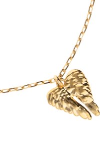 Collar de oro con un colgante en forma de ala de ángel con detalles texturizados, colgado en una delicada cadena con eslabones ovalados.