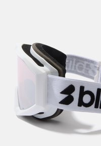 Vita skidglasögon med rektangulär lins, rosa toning, svart skumvaddering och justerbart vitt band med svart logotyp och textur.