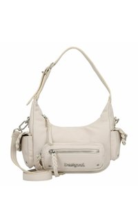 Bolso de hombro de cuero color beige claro con forma redondeada, detalles trenzados y un bolsillo con cremallera en la parte delantera. Correa ajustable y detalles en hardware plateado.