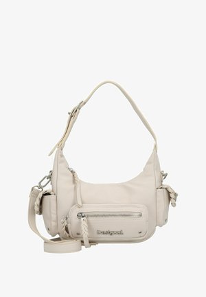 Bolso de hombro de cuero color beige claro con forma redondeada, detalles trenzados y un bolsillo con cremallera en la parte delantera. Correa ajustable y detalles en hardware plateado.