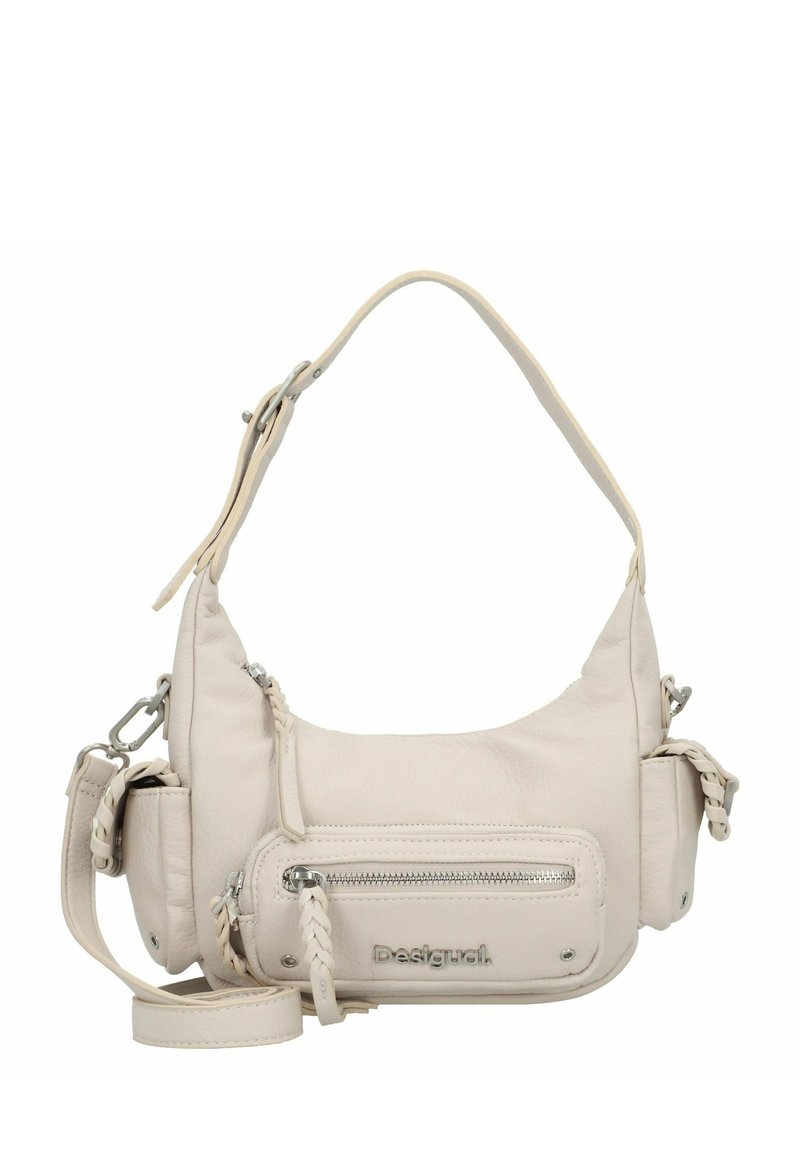 Bolso de hombro de cuero color beige claro con forma redondeada, detalles trenzados y un bolsillo con cremallera en la parte delantera. Correa ajustable y detalles en hardware plateado.
