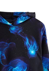 Felpa con cappuccio nera con un vivace motivo astratto blu e viola che ricorda fumo o nebulose, con una finitura morbida e cappuccio con coulisse.