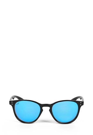 Černé sluneční brýle ve tvaru kočičích očí s modrými zrcadlovými skly a lesklým povrchem. Minimalistický design s decentními akcenty na rámu.